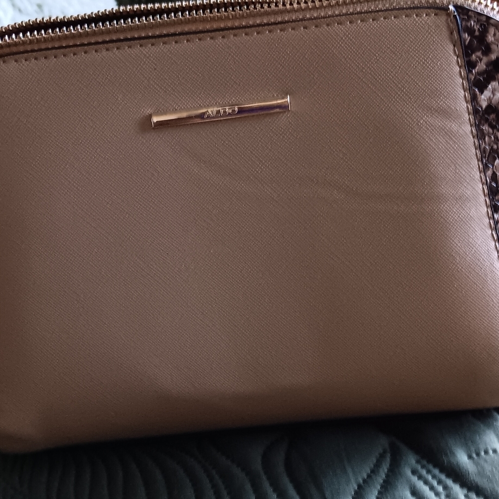 Handbags - Picture 5 of 6